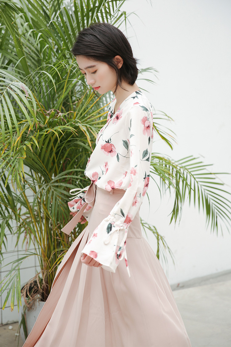 GW2247 Pretty Floral Top Almond