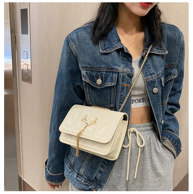 QA-899 Fashion Deer Chain Sling Bag White