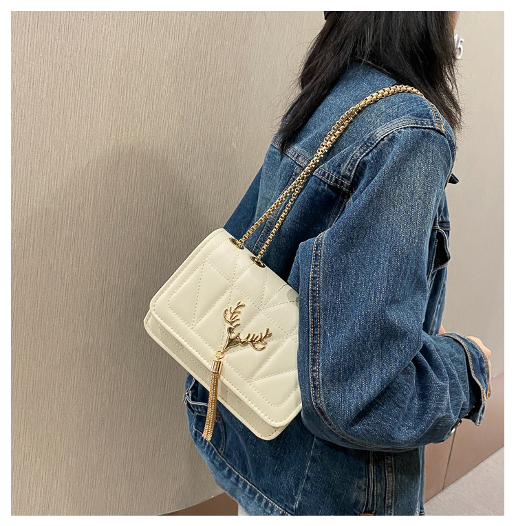 QA-899 Fashion Deer Chain Sling Bag White