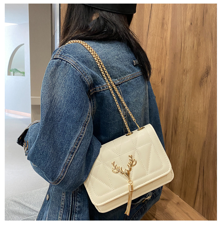 QA-899 Fashion Deer Chain Sling Bag White